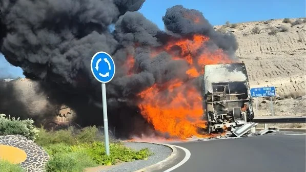 Reisebus geht auf Teneriffa plötzlich in Flammen auf