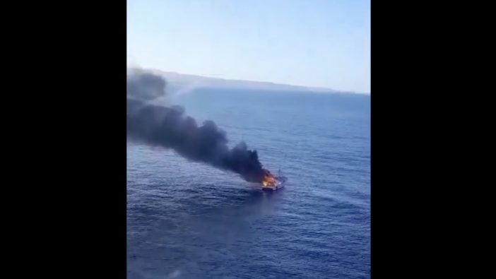 Fischereiboot brennt vor Gran Canaria Ölpest