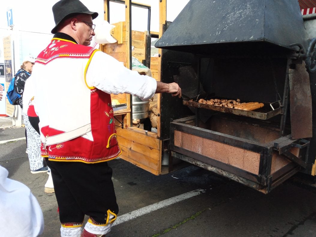 Mobiler Grill auf der Romería