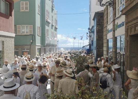 Ganz in weiß mit Puder-Kanonen: So feiert La Palma Indianos-Karneval