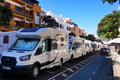 Campen für den Einzelhandel: Skurrile Nikolaus-Aktion auf La Palma