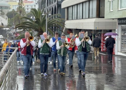 Teneriffas Regen verdirbt Karnevalisten aus Düsseldorf den Zug, nicht die Laune