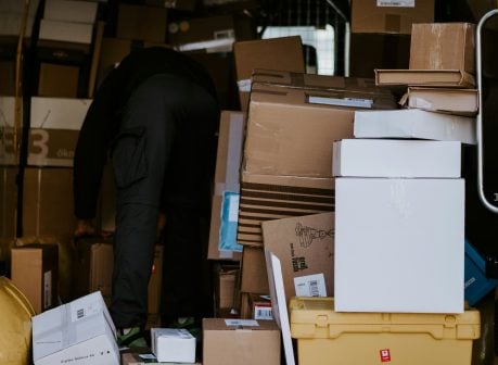 Chaos bei Kanaren-Post: 50.000 Pakete und Briefe stapeln sich