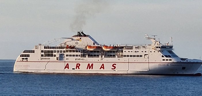 Teneriffa Armas-Fähre Volcan de Taburiente vor der Küste