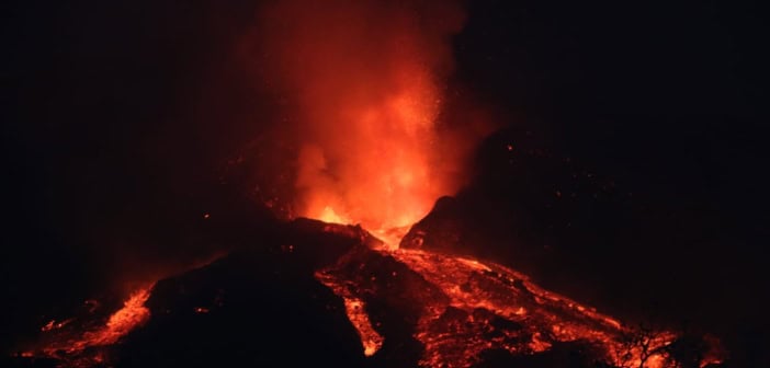 Vulkanausbruch La Palma Lava bei Nacht