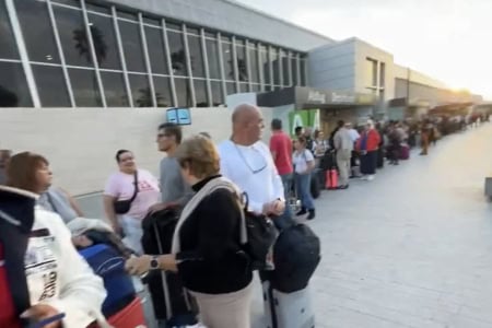 Warteschlange Flughafen Teneriffa-Süd Bus